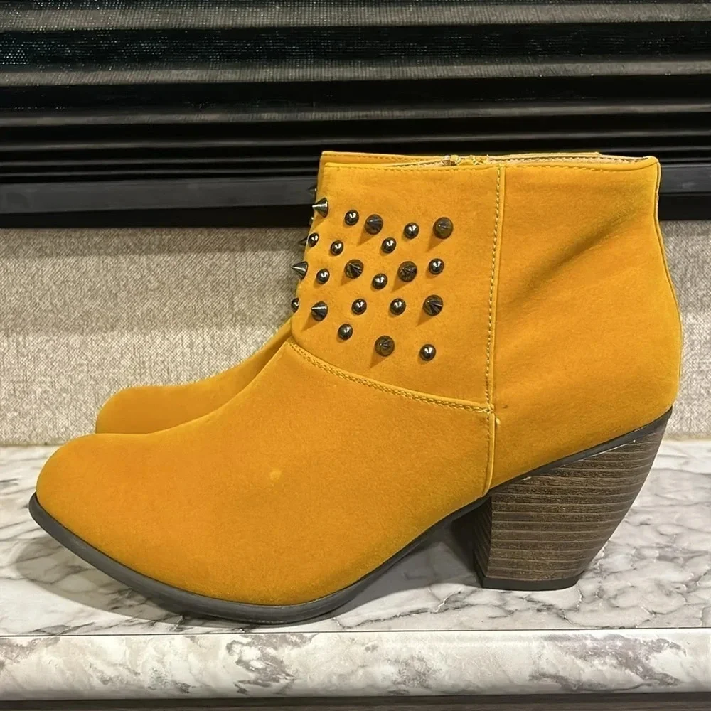 Qupid Priority 46 Women’s Mustard Velvet Spiked and Studded Ankle Boots 10 NIB - Picture 3 of 9